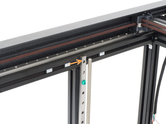 Befestigen der linken Linearschiene