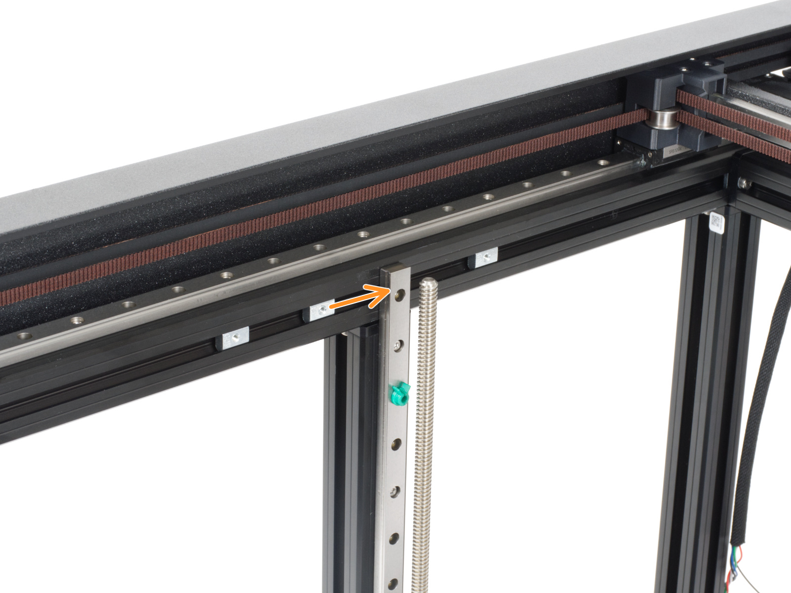Befestigen der linken Linearschiene