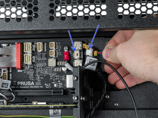 Hinten rechts: Anschließen der Kabel